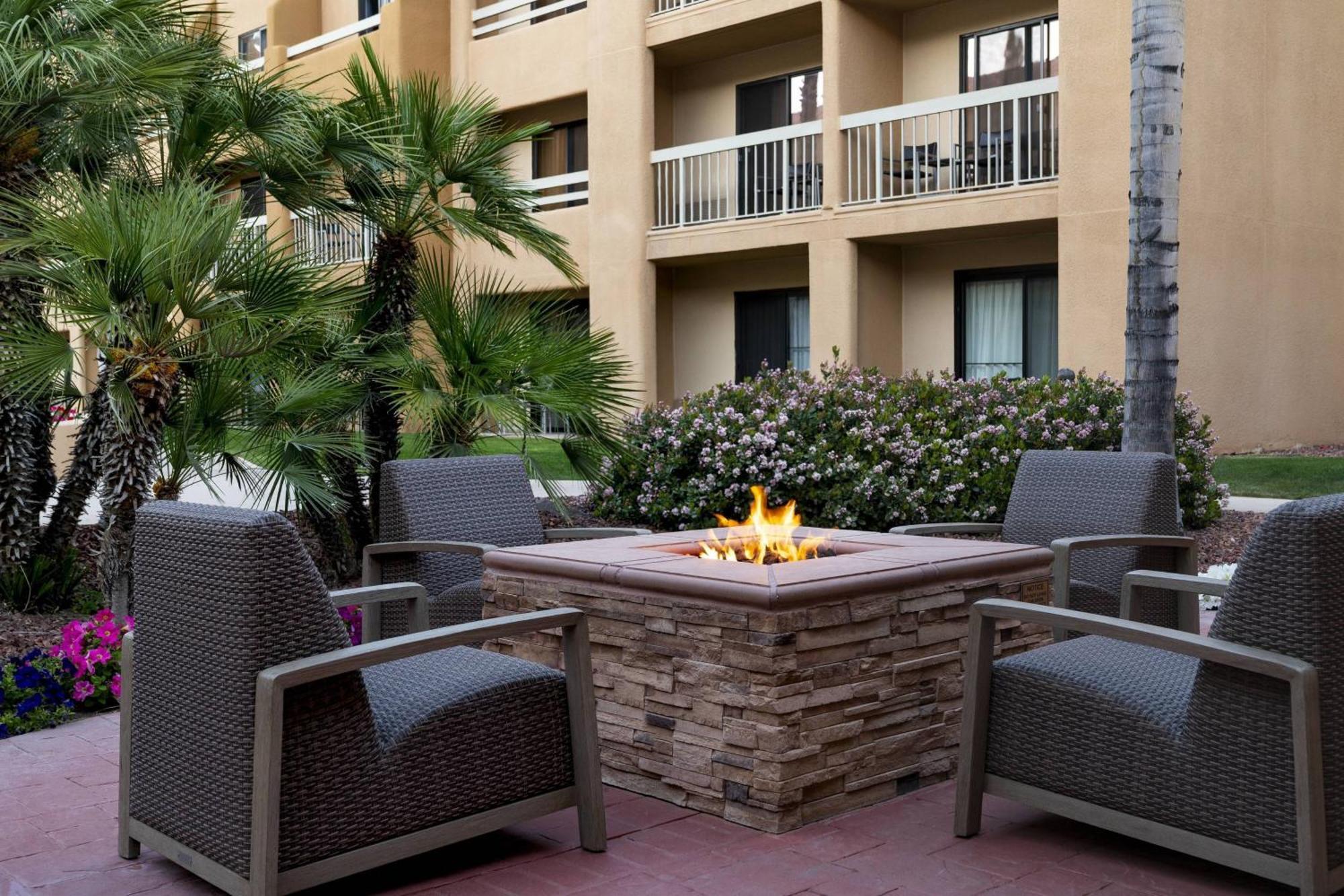 Courtyard By Marriott Palm Springs Hotel Buitenkant foto